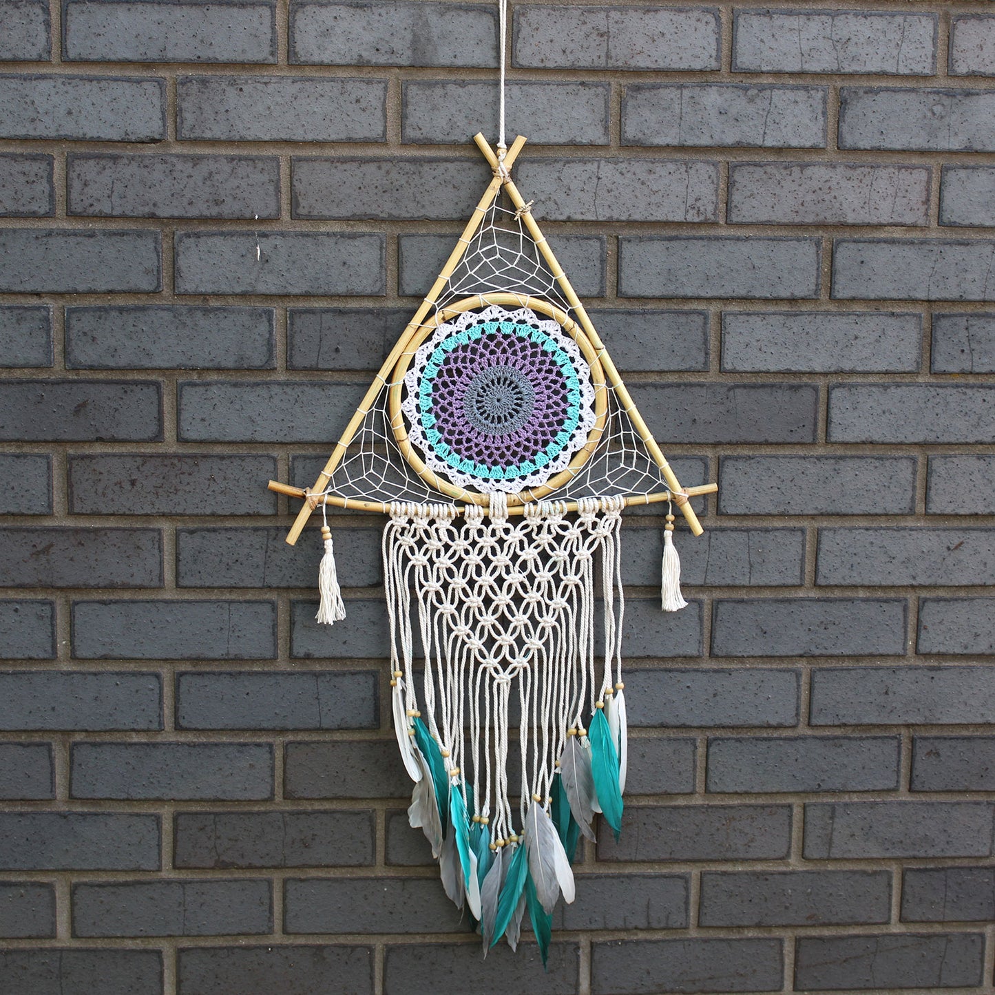 Schutz Traumfänger – Große Makramee-Pyramide, Weiß/Türkis