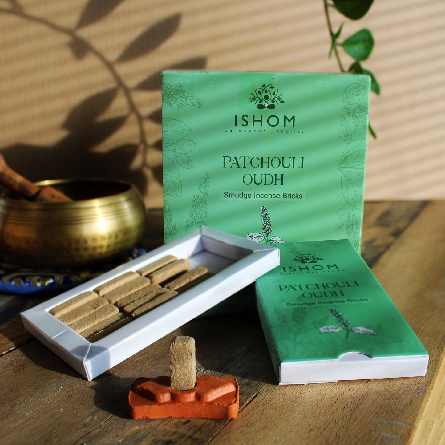 Packung mit 15 natürlichen Räucherstäbchen und Brenner – Patchouli-Holz