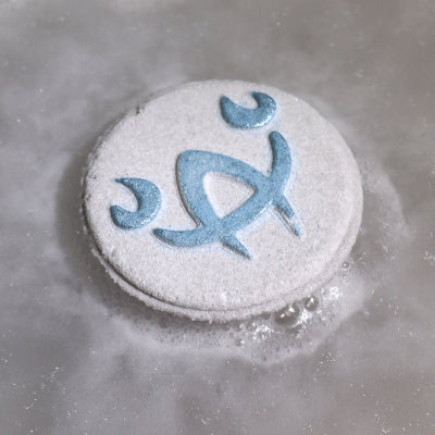 Set aus Badesprudlern mit Sternzeichen und Horoskop – Krebs