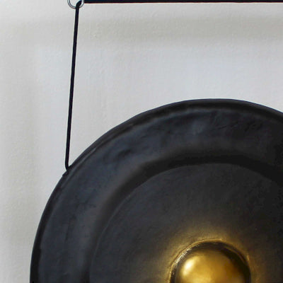 Großer Gong in braunem Antikständer – 80 cm – Schwarz