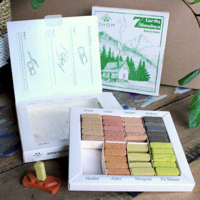Display-Set mit 70 Räuchersteinen und Brenner – 7 erdige Himalaya-Räucherstäbchen