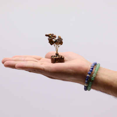 Mini-Edelsteinbäume auf Holzsockel – Tigerauge (15 Steine)
