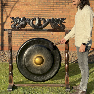 Großer Gong in braunem Antikständer – 80 cm – Schwarz