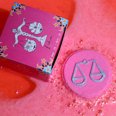 Set aus Badesprudlern mit Sternzeichen und Horoskop – Waage