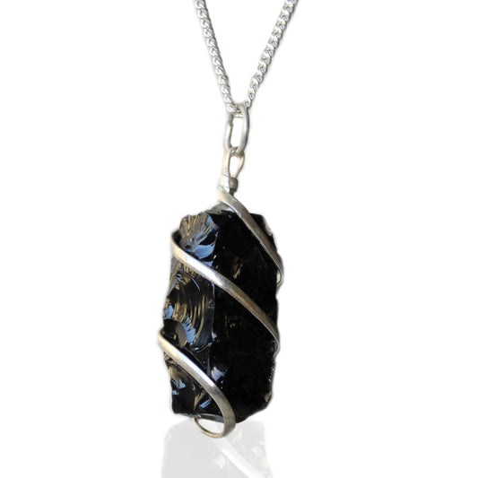 Kaskadenumwickelte Edelstein-Halskette – Rauer schwarzer Onyx