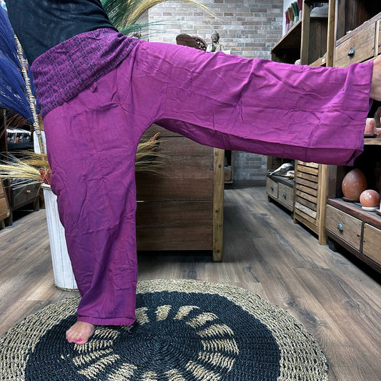 Yoga- und Festival-Hosen – Thailändisches Fischer-Mandala-Mantra auf Lila