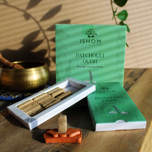 Packung mit 15 natürlichen Räucherstäbchen und Brenner – Patchouli-Holz