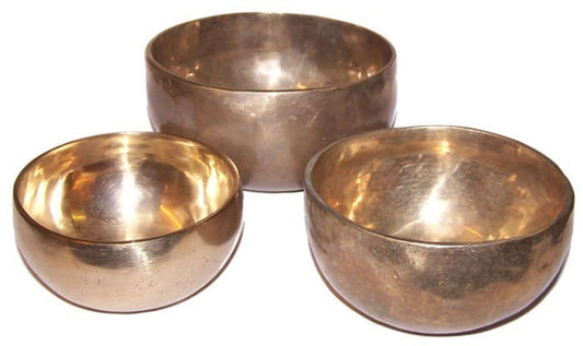 Set aus 3 handgefertigten Klangschalen aus Messing