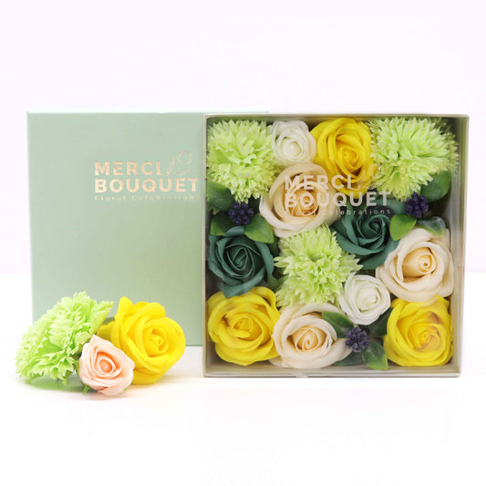 Seifenblumen-Geschenkbox – Spring Celebrations Yellow & Greens (Quadrat Box)